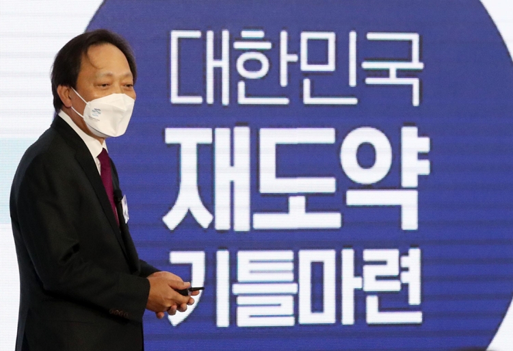 최근 자본시장의 투명성 향상을 촉구하는 목소리가 커지고 있는 가운데, 부산상공회의소 회장을 지낸 장인화 화인그룹 회장을 둘러싸고 여러 논란이 제기되고 있다. / 뉴시스