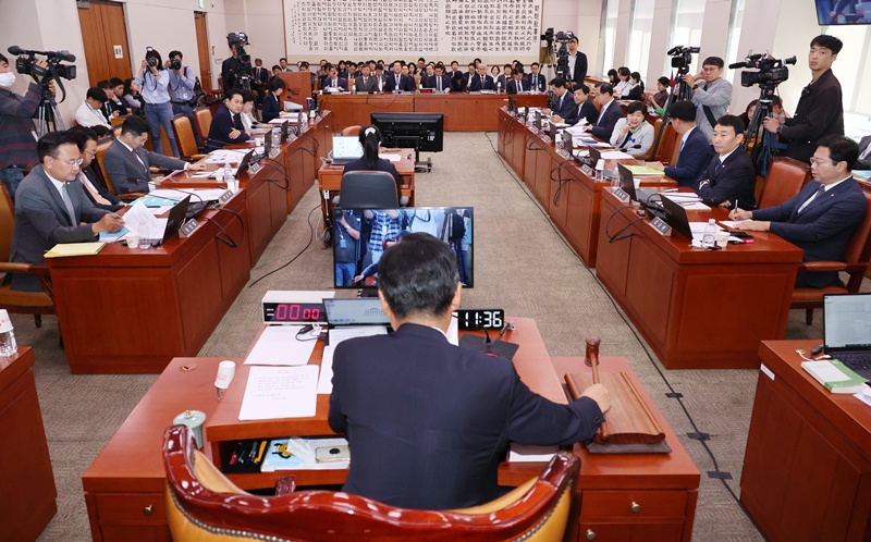 사진은 지난해 9월 23일 오전 서울 여의도 국회에서 열린 법제사법위원회 전체회의에서 정청래 위원장이 검찰청법 일부개정법률안, 이른바 '법 왜곡죄'(형법 개정안) 법안 등 안건을 법안심사제1소위로 회부해 의사봉을 두드리고 있는 모습이다. / 뉴시스