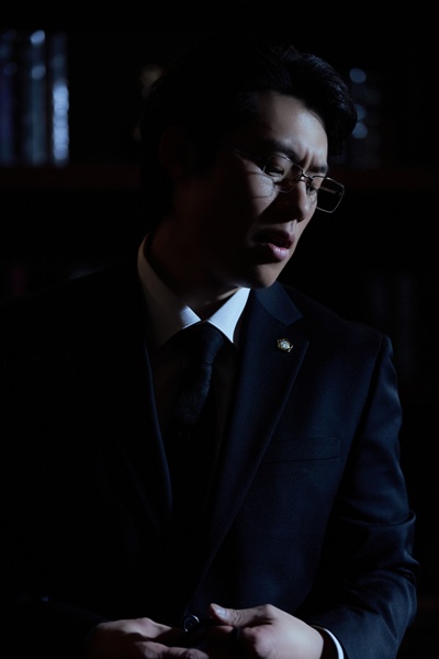 미스터리한 킬러 ‘투우’를 연기한 김성철. / NEW, 수필름