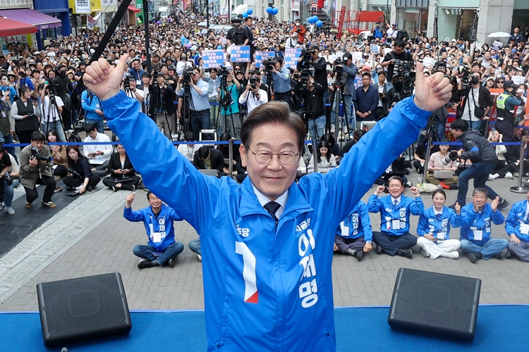 이재명 더불어민주당 대선 후보가 13일 대구 중구 동성로 광장에서 열린 집중유세에서 연설을 마친 뒤 두 손을 번쩍 들고 있다. / 뉴시스