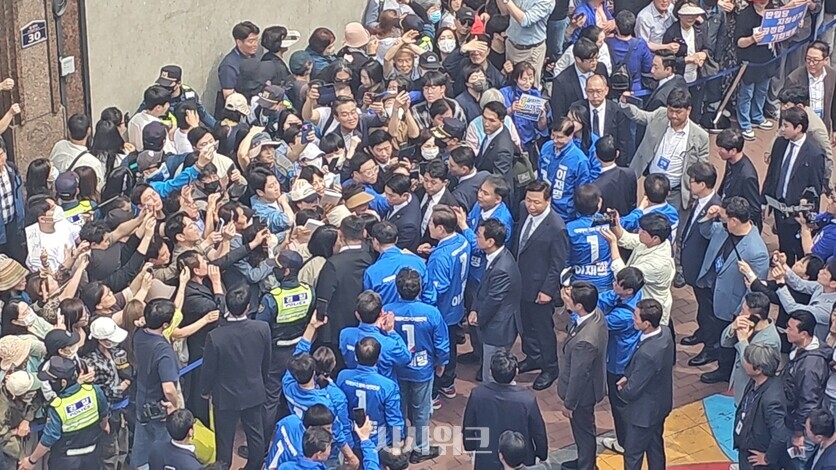 이재명 더불어민주당 대선 후보가 13일 대구 중구 동성로 광장에 도착해 시민들과 인사하고 있다. / 대구=전두성 기자