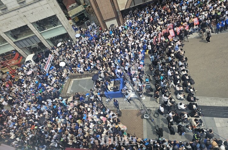 대구 시민들이 13일 이재명 더불어민주당 대선 후보 유세를 보기위해 중구 동성로 광장에 모여있다. / 대구=전두성 기자