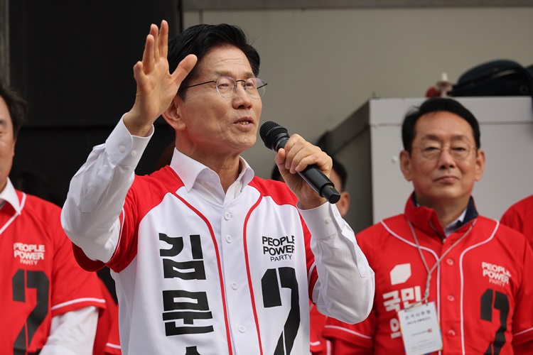 김문수 국민의힘 대선 후보가 13일 부산 자갈치시장을 찾아 유세를 하고 있다. /뉴시스