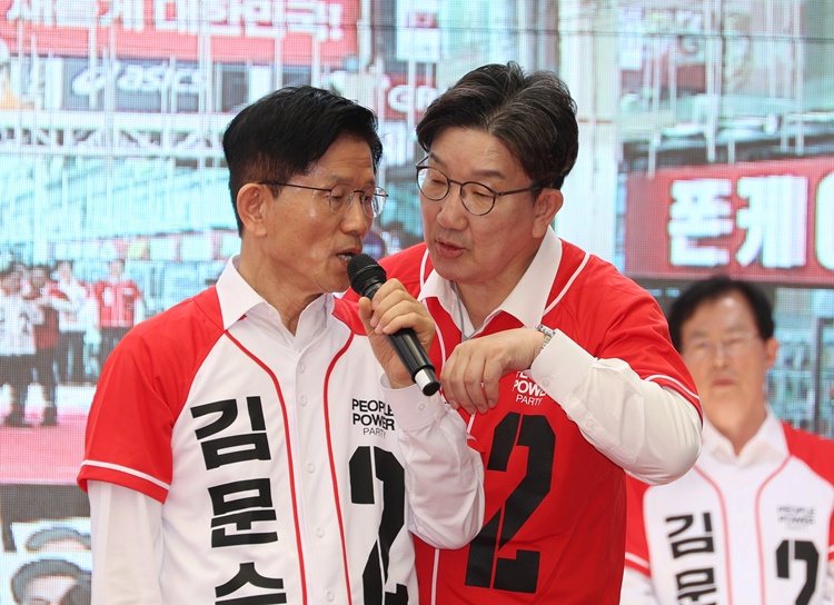 김문수 국민의힘 대선 후보가 13일 울산 남구 뉴코아아울렛 앞에서 유세를 하던 중 권성동 원내대표가 시계를 보며 대화하고 있다. /뉴시스