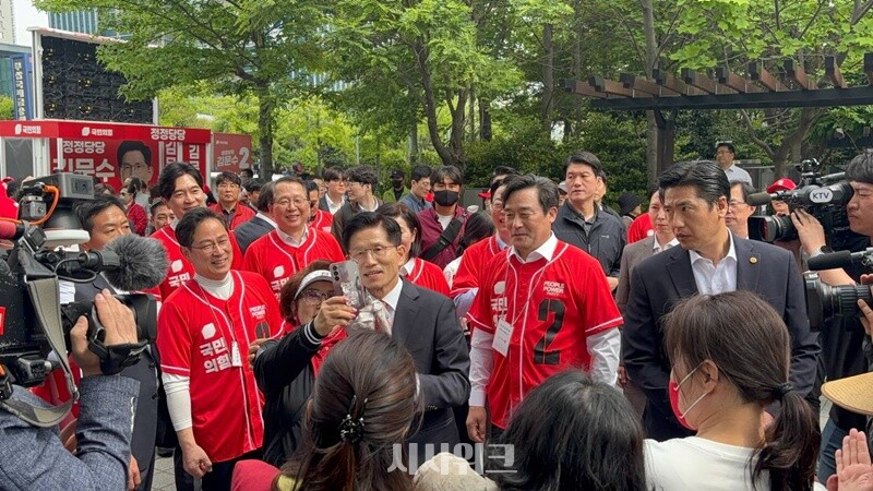 부산 bifc로 이동중이던 김문수 후보가 지지자의 요청으로 기념사진을 촬영하는 모습. / 사진=손지연 기자 