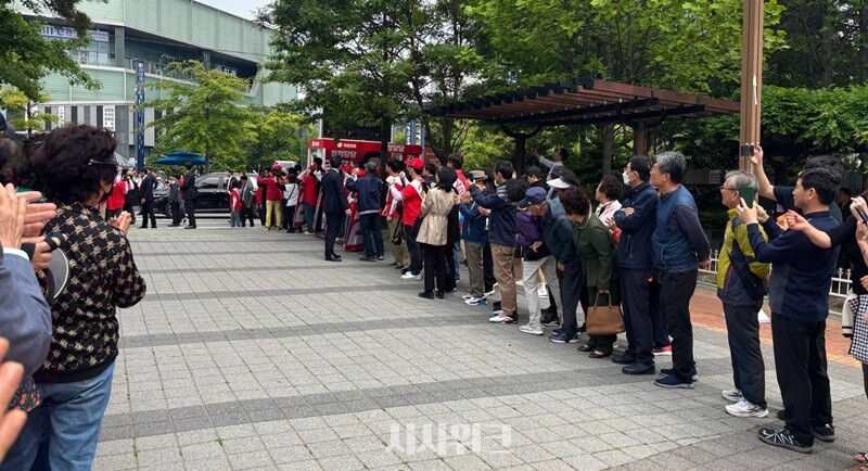 김문수 후보를 보기 위해 길게 줄지어 서있는 지지자들의 모습. / 사진=손지연 기자 
