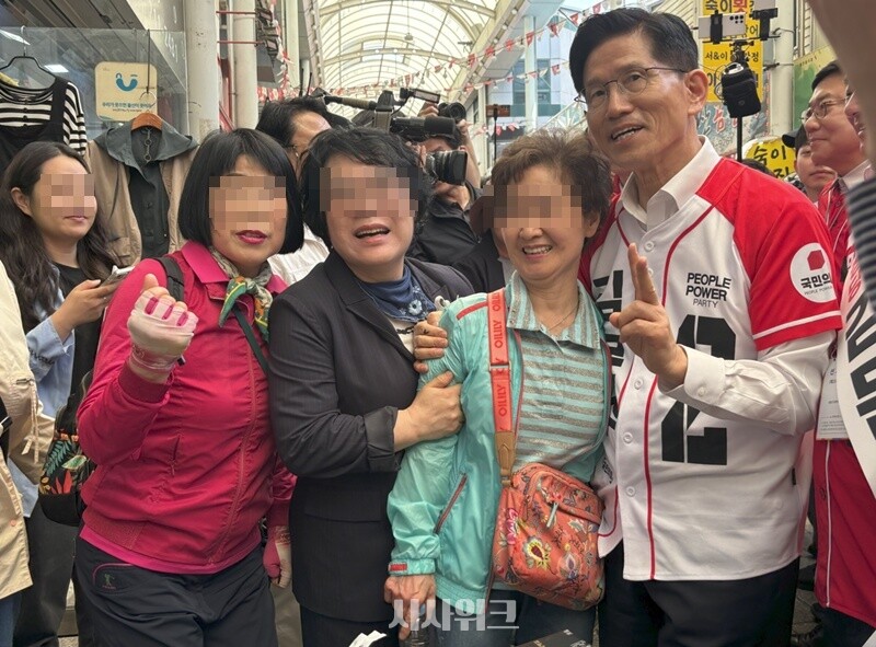 김문수 후보의 지지자들이 김 후보와 함께 기념사진을 촬영하며 환하게 웃고 있다. / 사진=손지연 기자 