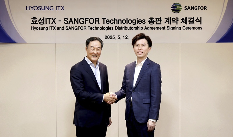 효성ITX가 12일 상포테크놀로지(Sangfor Technologies)와 총판 계약을 체결했다. 남경환 효성ITX 대표(왼쪽)와 YIU SHING CHI 상포 APEC 지사장(오른쪽)이 기념사진을 촬영하고 있다. / 효성ITX