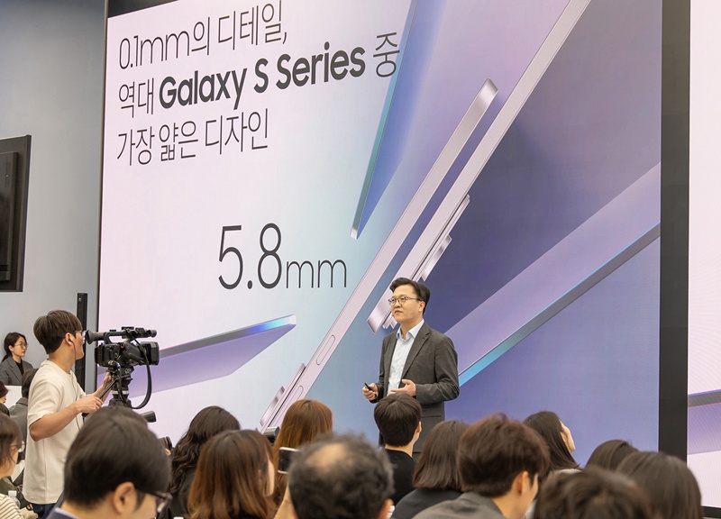 갤럭시 S25 엣지는 정교한 설계와 경량화를 통해 갤럭시 S 시리즈 중 가장 얇은 5.8mm 두께의 슬림 디자인, 163g 무게를 구현했다. 사진은 13일 '삼성 강남'에서 진행된 '갤럭시 S25 엣지' 공개 행사에서 '갤럭시 S25 엣지' 제품을 소개하고 있는 모습 / 삼성전자