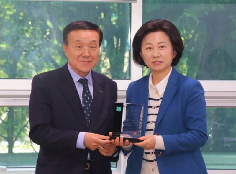 한국4-H중앙본부가 국회 농림축산식품해양수산위원회 소속 송옥주 더불어민주당 국회의원(경기 화성시갑, 사진 우측)을 정책자문위원으로 위촉했다.