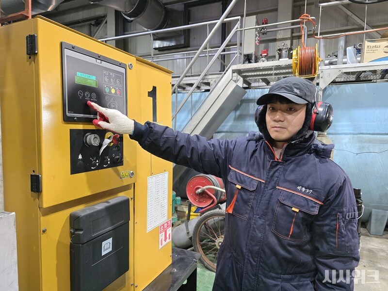 3대의 발전기는 한 번에 1대씩만 구동한다. 이상이 없다는 전제하에 1대를 10일마다 교체하며 한 달을 보낸다. 발전기에 과부하가 가지 않도록 하기 위함이다. / 사진=남극특별취재팀