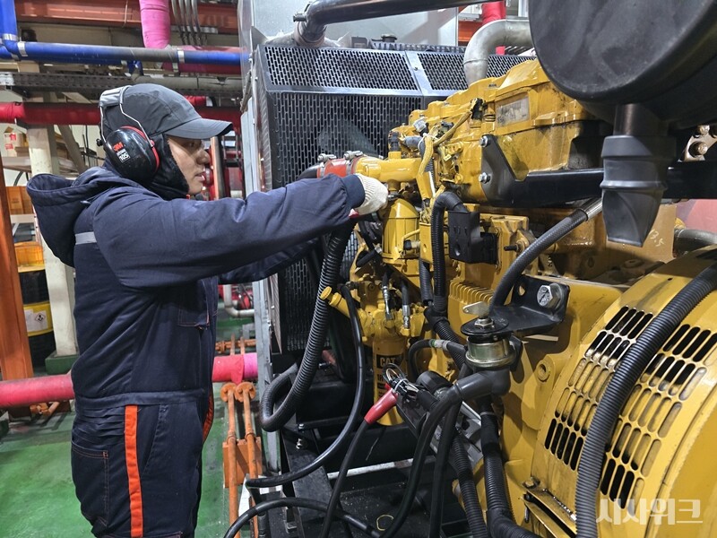 거대한 공장 혹은 창고처럼 보이는 발전소엔 총 3대의 발전기가 자리하고 있다. 1대당 약 275KW의 전력 생산이 가능한 발전기다. 이는 약 100~110 세대의 가정이 동시에 1시간 동안 전기를 사용할 수 있는 양이다. 이를 매일 관리하는 것이 발전대원의 임무다. / 사진=남극특별취재팀