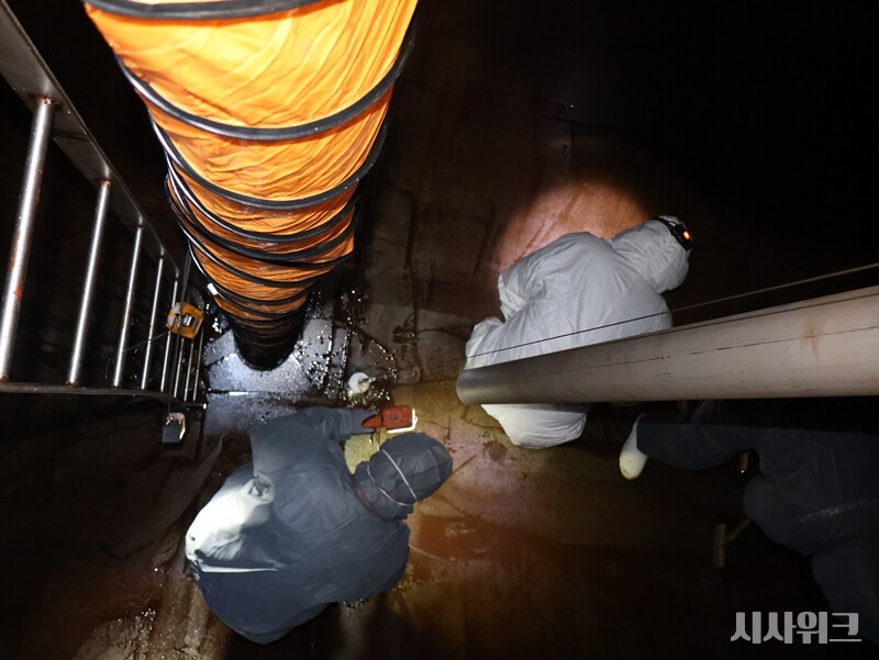 남극에서 사용하는 기름은 우리가 일반적으로 사용하는 △경유 △등유 △휘발유와는 조금 다르다. ‘극지유(極地油)’라 불리는 특수 기름을 사용한다. 일반적인 디젤에 파라핀을 일정 비율 섞은 것이다. 때문에 주기적으로 월동대원들은 유류탱크 내부로 들어가 파라핀 찌꺼기들을 청소해야 한다. / 사진=남극특별취재팀