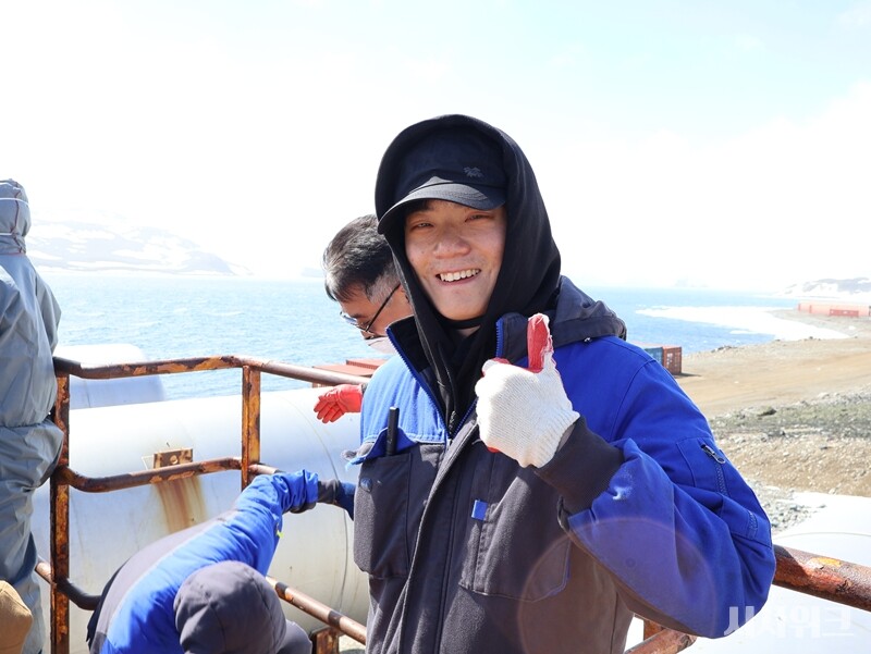 발전대원으로서의 역할부터 연구지원 활동까지 양지훈 대원은 월동대에서 없어선 안 될 인재다. 하지만 이곳에 온 것은 ‘우연’이었다. 한국에서 전기안전관리사로 일하던 당시, 같이 일했던 지인 중 한 명이 남극 월동 경험이 있었고 추천을 받은 것이다. / 사진=남극특별취재팀