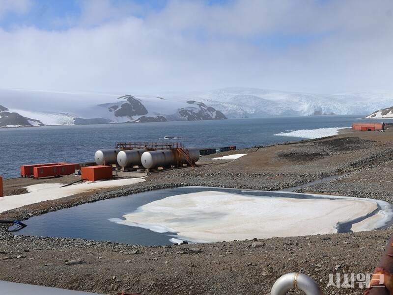 발전기뿐만 아니라 유류 관리도 발전 대원의 주요 임무다. 세종기지에는 총 6개의 유류탱크가 있다. 개당 용량은 약 150톤으로 월동대원들이 1년간 사용할 기름을 여기에 저장한다. 탱크의 기름 공급은 2년에 한 번 이뤄지는 것으로 알려졌다. / 사진=남극특별취재팀