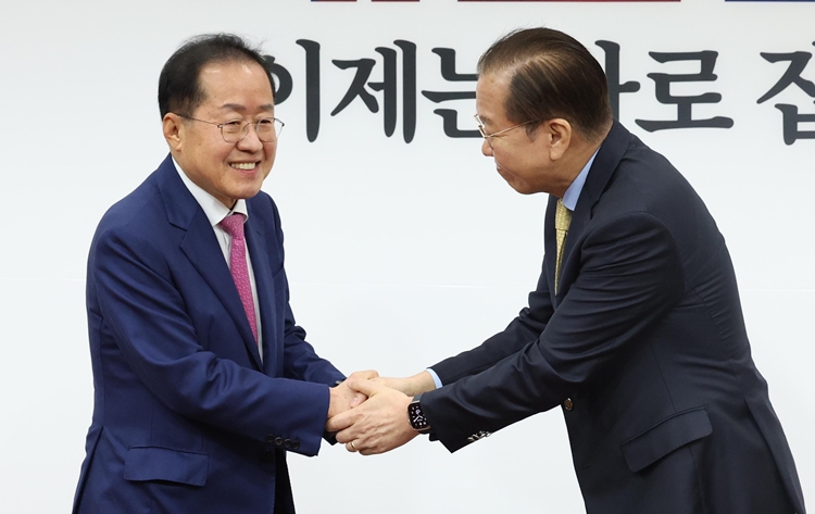 대선출마 의사를 밝힌 홍준표 전 대구시장이 14일 오전 서울 여의도 국회에서 권영세 (오른쪽) 국민의힘 비상대책위원장과 면담을 하기 전 악수를 하고 있다. / 뉴시스