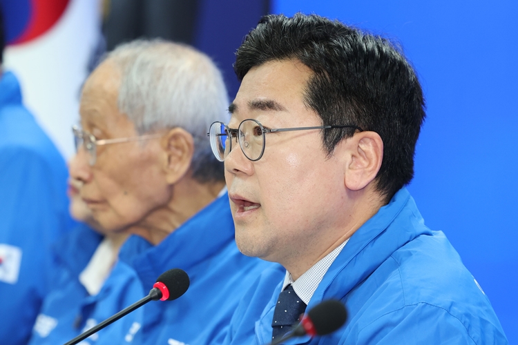 박찬대 더불어민주당 상임총괄선대위원장은 14일 조희대 대법원장을 향해 “청문회를 불출석하고 국민의 요구에 불응한다면 국정조사나 특검도 불가피하다”고 경고했다. 사진은 박 위원장이 지난 9일 서울 여의도 더불어민주당 중앙당사에서 열린 중앙선거대책위원회의에서 발언하고 있는 모습. / 뉴시스