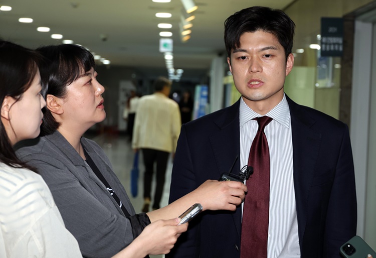 국민의힘 비상대책위원장에 내정된 김용태 의원이 13일 오전 서울 여의도 의원회관에서 ‘계엄 사과’ 관련 취재진의 질문에 답변을 하고 있다. 김 내정자는 "계엄은 분명히 잘못된 것이고, 너무 늦게 사과드려서 그조차도 국민께 죄송하다"고 밝혔다. /뉴시스