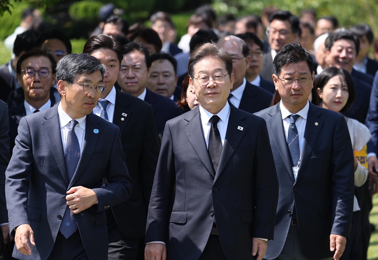 이재명 더불어민주당 대선 후보가 14일 조선업 정책 공약을 발표했다. 사진은 이 후보가 이날 부산 남구 유엔기념공원을 방문해 참배하기 위해 이동하고 있는 모습. / 뉴시스