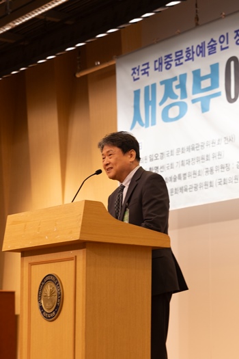 13일 오후 12시, 국회도서관 대강당에서 열린 전국 대중문화예술인 정책토론회 ‘새정부에 대중문화예술인이 바란다’에서 발언하는 최경식 회장. / 한국음반산업협회