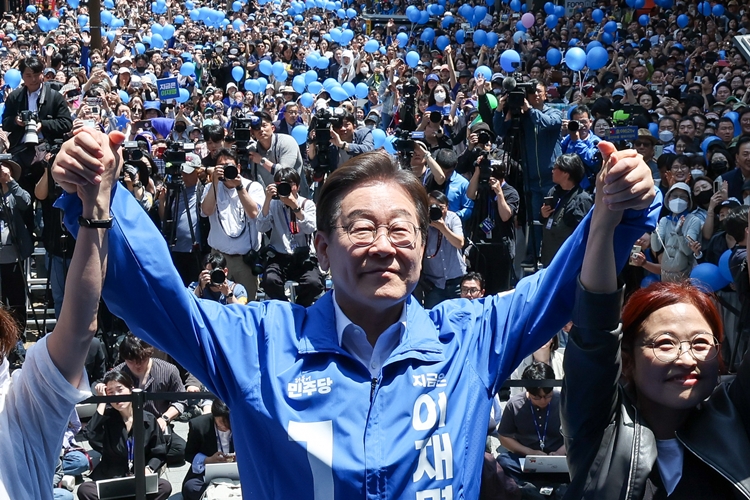 이재명 더불어민주당 대선 후보가 14일부산 부산진구 서면 젊음의 거리에서 열린 유세 시작에 앞서 기념촬영을 하고 있다. (공동취재) / 뉴시스