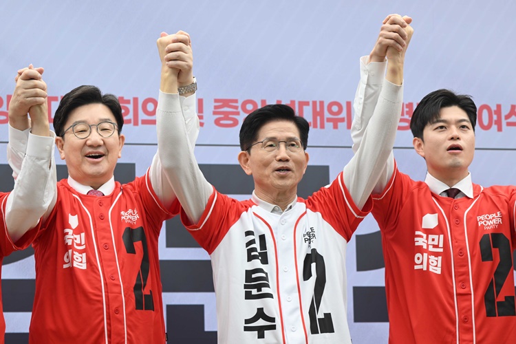 김문수 국민의힘 대선 후보와 공동선거대책위원장들이 지난 12일 오전 서울 여의도 국민의힘 중앙당사에서 열린 '중앙선대위 회의 및 중앙선대위 임명장 수여식'에서 기념촬영을 하고 있다.왼쪽부터 권성동 공동선대위원장, 김 후보, 김용태 공동선대위원장. /뉴시스