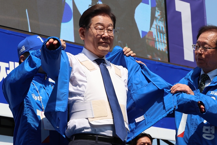 이재명 더불어민주당 대선후보가 제21대 대통령선거 공식 선거운동이 시작된 지난 12일 오전 서울 청계광장에서 열린 중앙선거대책위원회 출정식 및 첫 유세에서 방탄복 위에 선거운동복을 입고 있다. / 뉴시스