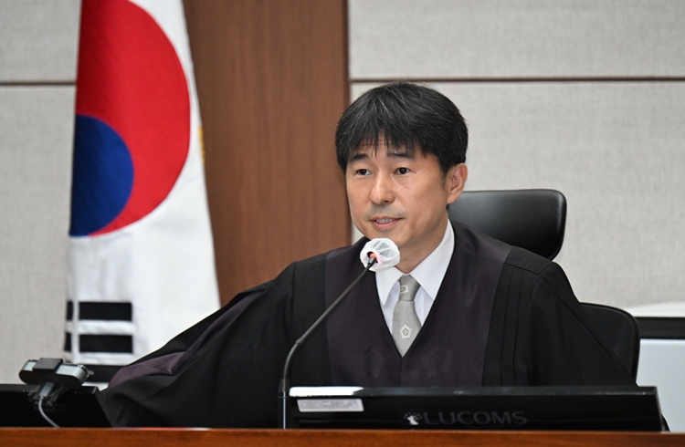 더불어민주당 내에서 윤석열 전 대통령 내란 우두머리(수괴) 혐의 사건의 1심 재판장인 지귀연 서울중앙지법 부장판사가 룸살롱에서 접대를 받았다는 의혹이 제기됐다. / 뉴시스