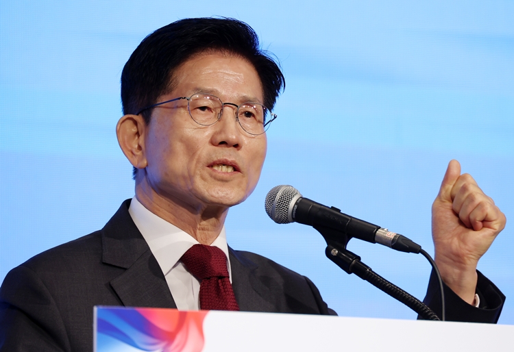 김문수 국민의힘 대선후보가 15일 오전 서울 영등포구 중소기업중앙회에서 열린 '자랑스러운 중소기업인협의회 조찬 강연'에 참석해 축사를 하고 있다. / 뉴시스