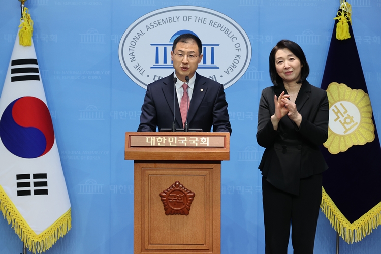 국민의힘을 탈당한 김상욱 무소속 의원이 15일 오전 국회 소통관에서 이재명 더불어민주당 대선후보 지지를 선언하는 기자회견을 하고 있다. / 뉴시스