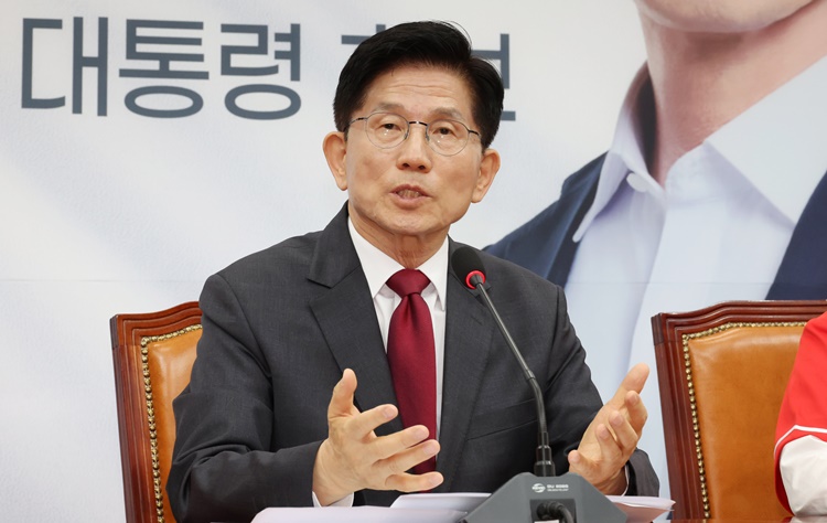 김문수 국민의힘 대선후보가 15일 오전 서울 여의도 국회에서 열린 긴급 기자회견에서 발언하고 있다. /뉴시스