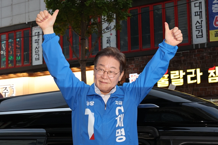 이재명 더불어민주당 대선 후보가 지난 14일 경남 거제시 엠파크 차없는거리에서 열린 유세에서 연설을 마친 뒤 차에 오르며 지지자들에게 인사하고 있다, / 뉴시스