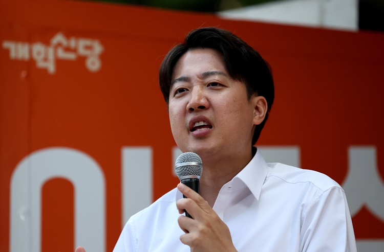 이준석 개혁신당 대선 후보가 지난 13일 대구 중구 2.28기념중앙공원에서 열린 집중유세에서 지지를 호소하고 있다.  /뉴시스