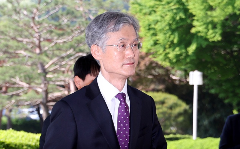 조희대 대법원장과 대법관 등은 국회 법제사법위원회의 '조희대 대법원장 등 사법부의 대선개입 의혹 진상규명 청문회'에 증인으로 채택 됐으나 불출석 사유서를 제출했다. 사진은 조희대 대법원장이 14일 오전 서울 서초구 대법원으로 출근하고 있는 모습이다. / 뉴시스