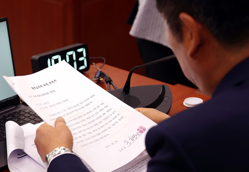 사진은 정청래 국회 법사위원장이 14일 오전 서울 여의도 국회 법제사법위원회에서 열린 조희대 대법원장 등 사법부의 대선개입 의혹 진상규명 청문회에서 조희대 대법원장 등 대법관들의 불출석 사유서를 읽고 있는 모습이다. / 뉴시스