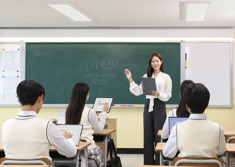 삼성전자는 공식 교육 할인몰 ‘갤럭시 캠퍼스’의 가입 대상을 초·중·고 교사로 넓히며 교사 지원 확대에 나선다고 15일 밝혔다./ 삼성전자