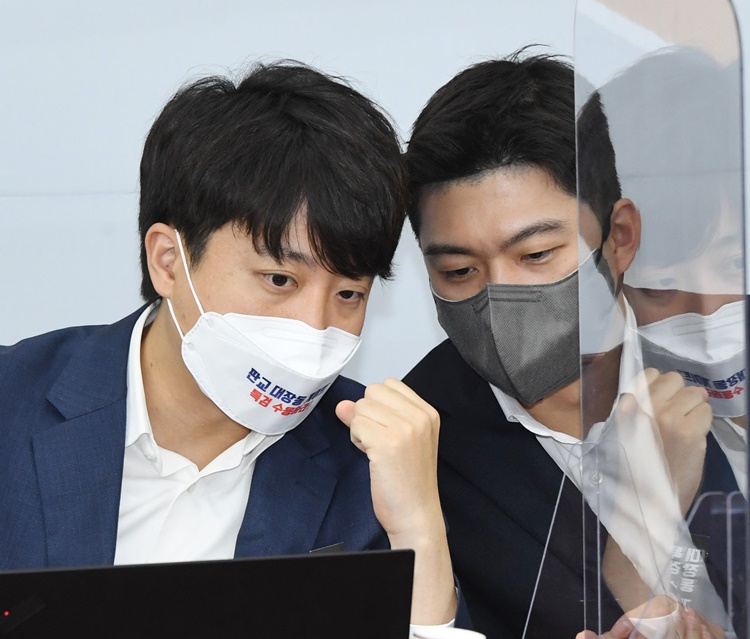 이준석 개혁신당 대통령 후보가 국민의힘 대표일 당시 최고위원을 맡은 김용태 국민의힘 비상대책위원장이 지난 2021년 10월 18일 서울 여의도 국회에서 열린 최고위원회의에서 대화하고 있다. /뉴시스