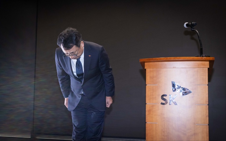 김회재 대신증권 연구원은 지난달 22일부터 6월말까지 최대 100만명의 가입자가 이탈할 것으로 전망했다. 사진은 유영상 SKT 대표가 고개 숙여 사과하는 모습. / SKT