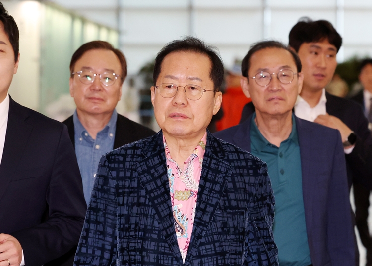 홍준표 전 대구시장이 10일 오후 인천국제공항 제1여객터미널을 통해 미국으로 출국하고 있다. / 뉴시스
