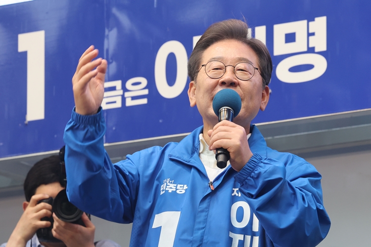 이재명 더불어민주당 대선 후보가 15일 전남 순천시 연향동 패션의거리에서 열린 유세에서 지지호소를 하고 있다. / 뉴시스