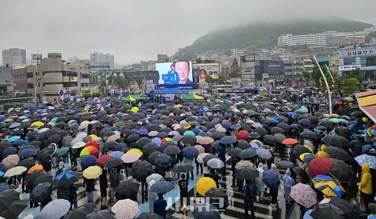 이재명 더불어민주당 대선 후보가 15일 전남 여수시 이순신 광장에서 유세를 하고 있다. / 전두성 기자