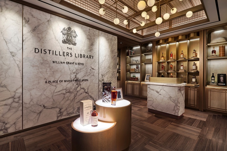서울신라호텔의 럭셔리 위스키 부티크&라운지 ‘더 디스틸러스 라이브러리(The Distillers Library)’가 오픈 1주년을 맞아 프라이빗 멤버십 프로그램을 선보인다. 사진은 서울신라호텔 더 디스틸러스 라이브러리 / 서울신라호텔