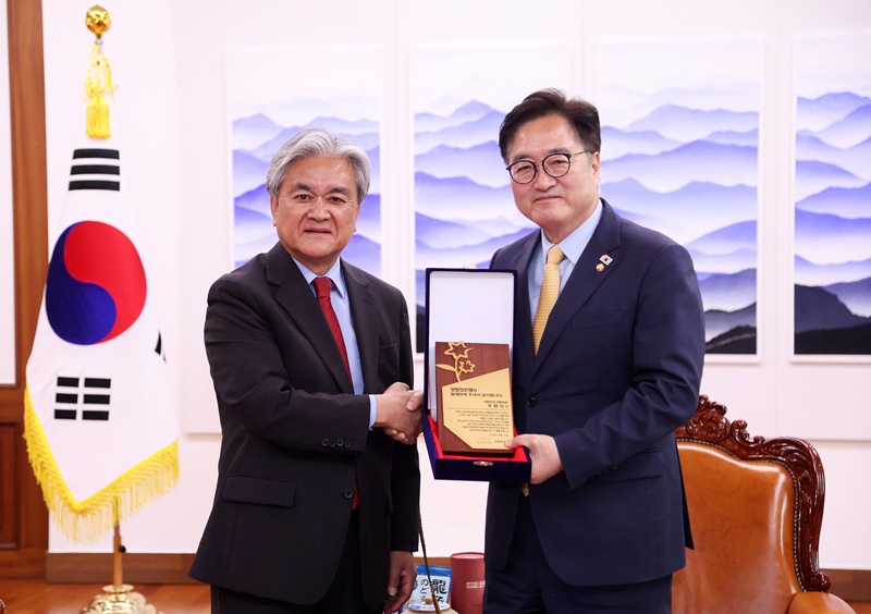 우원식 국회의장은 14일 오후 의장집무실에서 장발장은행의 명예은행원으로 위촉됐다. / 국회의장실