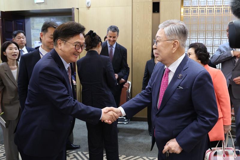 우원식 국회의장은 15일 오전 국회접견실에서 김창준(Jay C. Kim) 전(前) 미 연방하원의원과 전(前) 연방하원의원 방한단을 접견했다. / 국회의장실