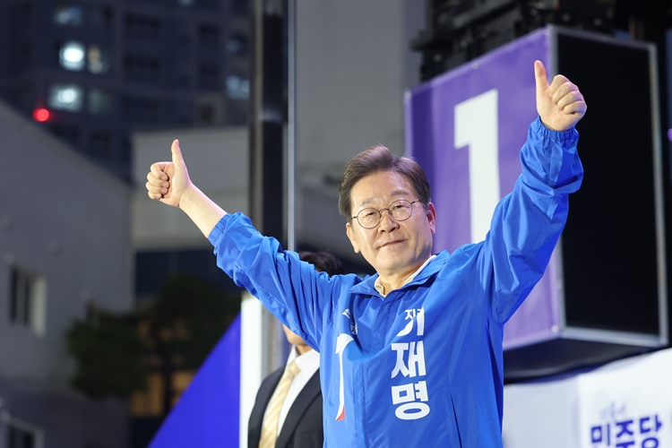 이재명 더불어민주당 대선 후보가 16일 전북을 방문하는 가운데, 이곳에서 김상욱 무소속 의원을 만날 예정이다. 사진은 이 후보가 전날(15일) 전남 목포시 평화광장에서 열린 유세에서 지지자들에게 인사하고 있는 모습. / 뉴시스