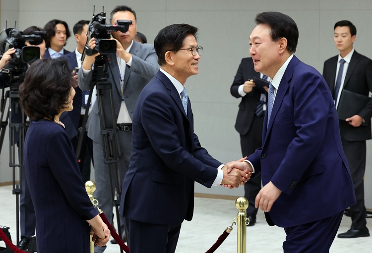 윤석열 대통령이 2024년 8월 30일 오전 서울 용산 대통령실 청사에서 열린 고용노동부 장관 임명장 수여식에서 김문수 고용노동부 장관과 악수하고 있다. /뉴시스