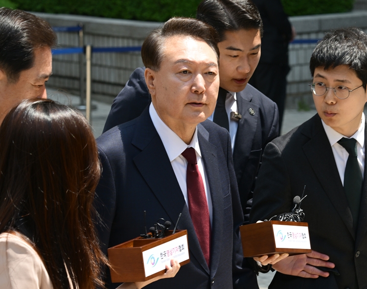 12·3 비상계엄 사태와 관련해 내란 우두머리 혐의 등으로 기소된 윤석열 전 대통령이 지난 12일 서울 서초구 서울중앙지방법원에서 열린 3차 공판에서 오전 공판을 마치고 법원을 나서고 있다. / 뉴시스