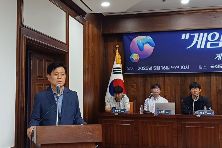 16일 조승래 민주당 의원(게임특위 부위원장)은 국회도서관에서 열린 게임업계 노동조합 간담회에서 “현재 게임업계 상황을 보면 주52시간제를 폐지하고 근로시간 상한을 없애는 건 제가 보기에는 시대에 역행하는 것”이라고 말했다. 사진은 왼쪽부터 조승래 의원, 진창현 카카오게임즈 부지회장, 노영호 웹젠 지회장, 배수찬 넥슨지회 부지부장. / 조윤찬 기자