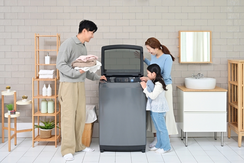 삼성전자는 최신 인공지능(AI) 기능을 탑재한 2025년형 전자동 세탁기 ‘AI 통버블 세탁기’ 신제품을 출시했다고 16일 밝혔다./ 삼성전자