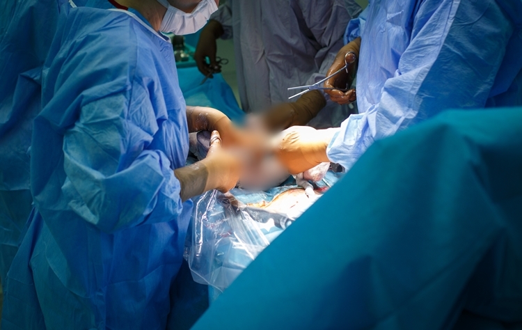 보건복지부가 의료진이 최선을 다했음에도 발생한 불가항력 분만사고에 대해 오는 7월부터 보상한도를 기존 3,000만원에서 최대 3억원으로 상향하기로 관련 법령 개정을 추진한다. / 게티이미지뱅크